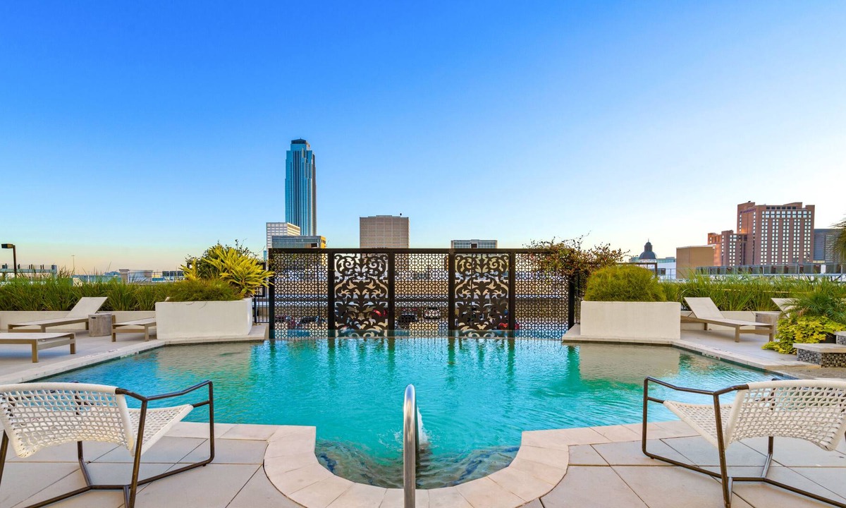 Uptown Apartment | Feel At Home Even When You Are Away ! Suite Apartment in the Galleria