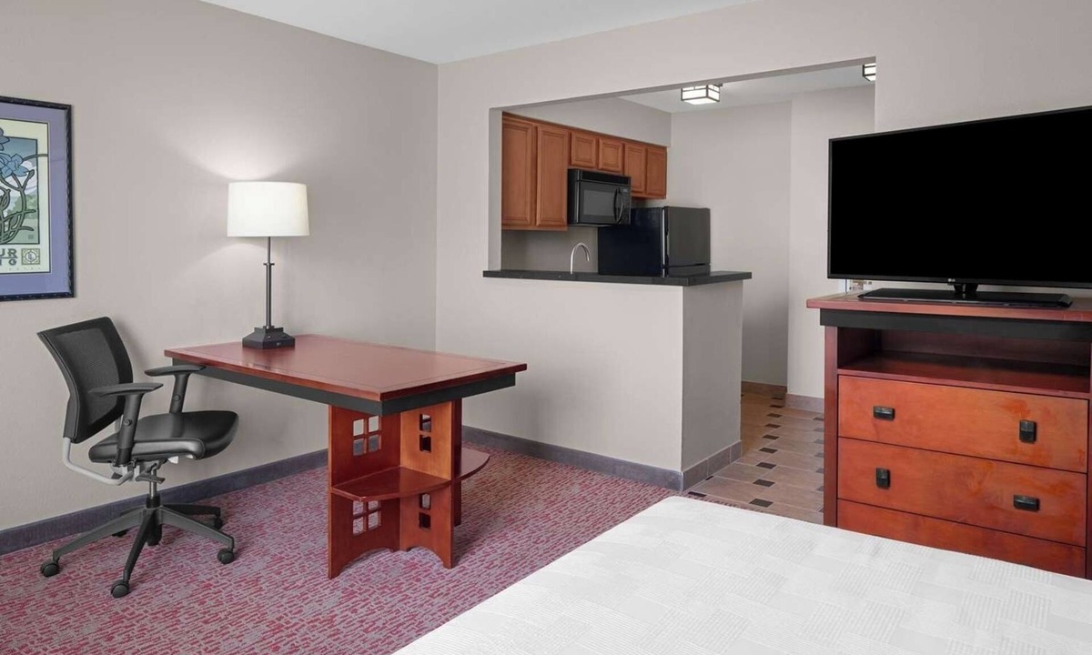 Downtown Hotel | Feel at Home! Full Kitchen, Pets Allowed and Free Parking!