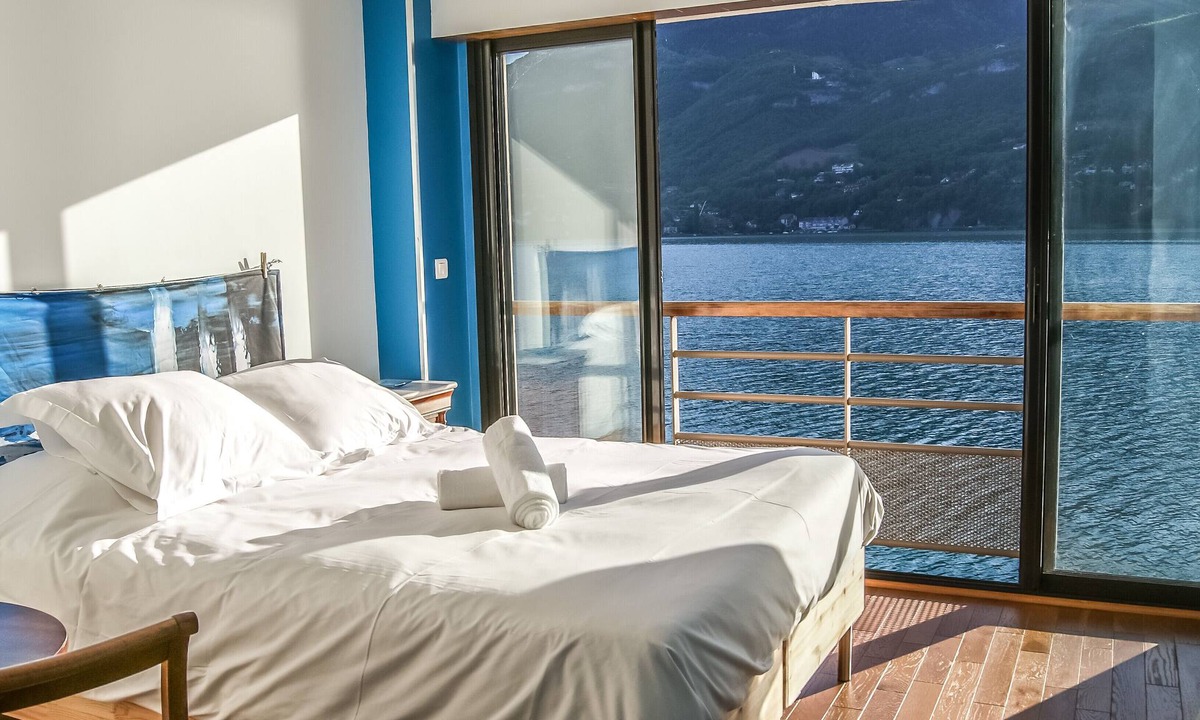 Duingt Condo | Feet in the water!