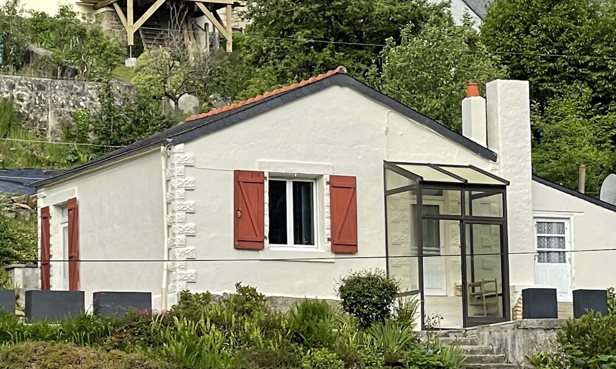 Becleguer House | Feet in the water