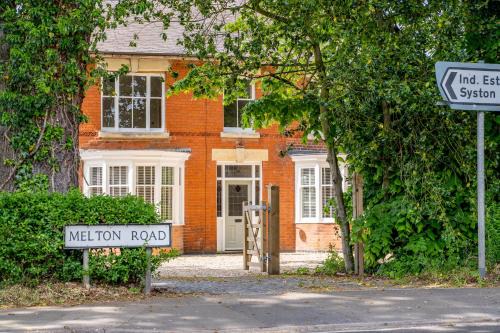 Leicester House | Felicity's House with Hot Tub!