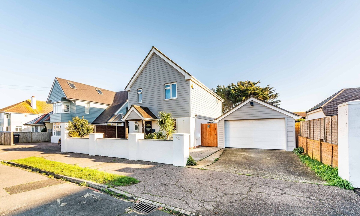 Felpham House | Felpham beachhouse with private garden and parking