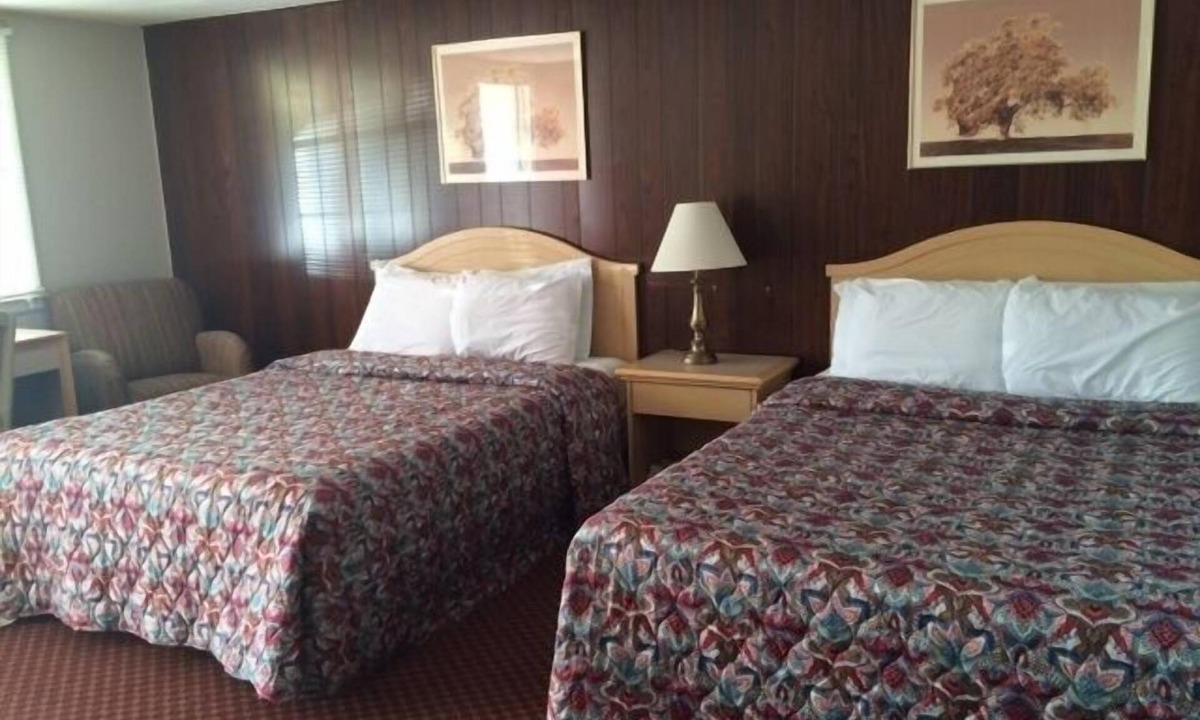 Clarence Hotel | Fels Three Crown Motel
