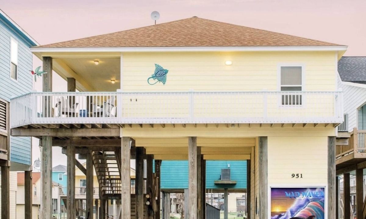Port Bolivar House | Fenced Yard ~ Cargo Lift ~ Fire Pit ~ 3-minute walk to beach!