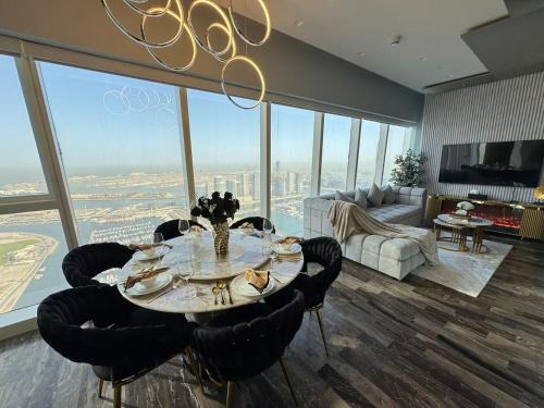 Dubai Marina Apartment | FENDI 2BR- 67 Floor Sea, Atlantis & Dubai Eye View