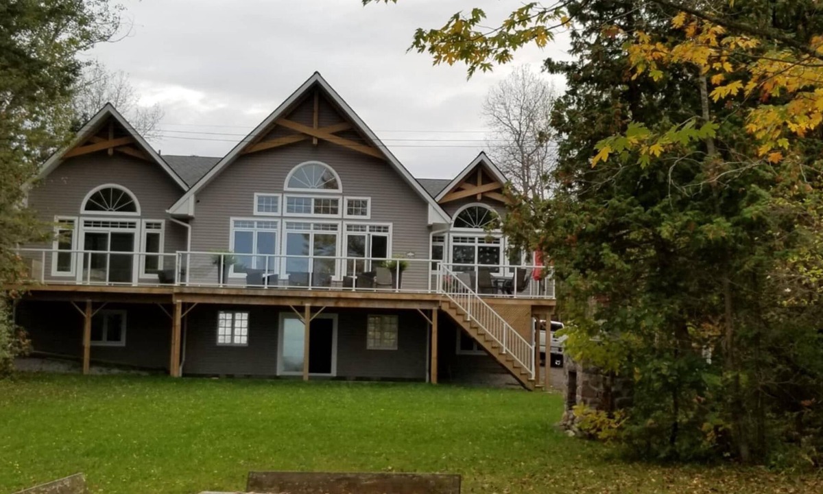 Fenelon Falls Cottage | Fenelon Falls Lakeside Retreat - 2 minute drive to Town