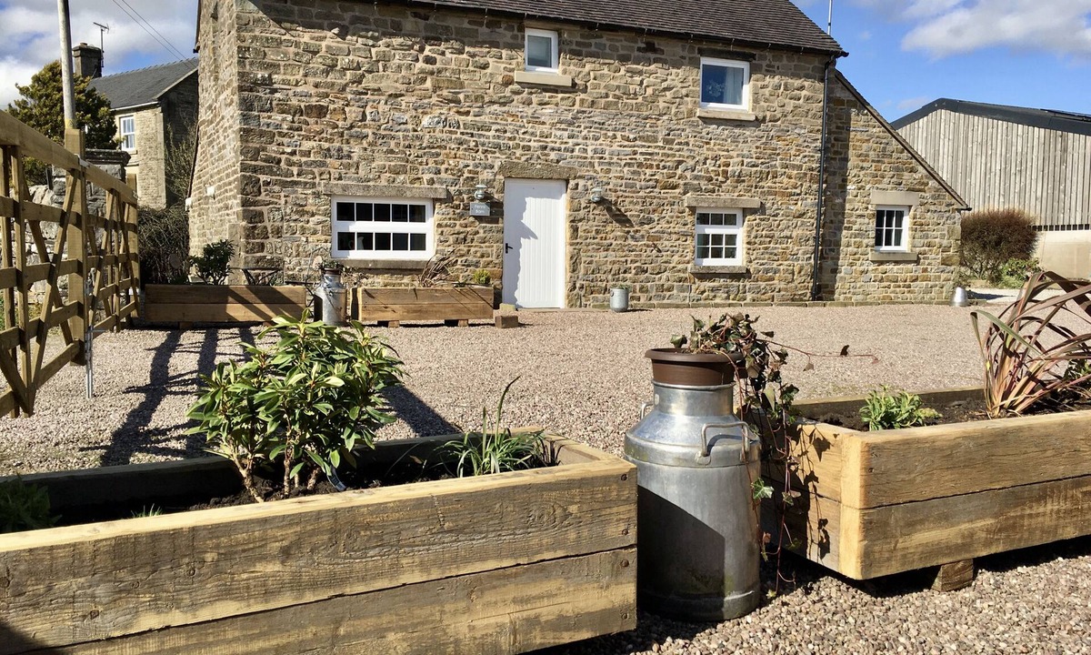 Longnor House | Fenns Barn, Peak District barn conversion, 10min walk to local pub