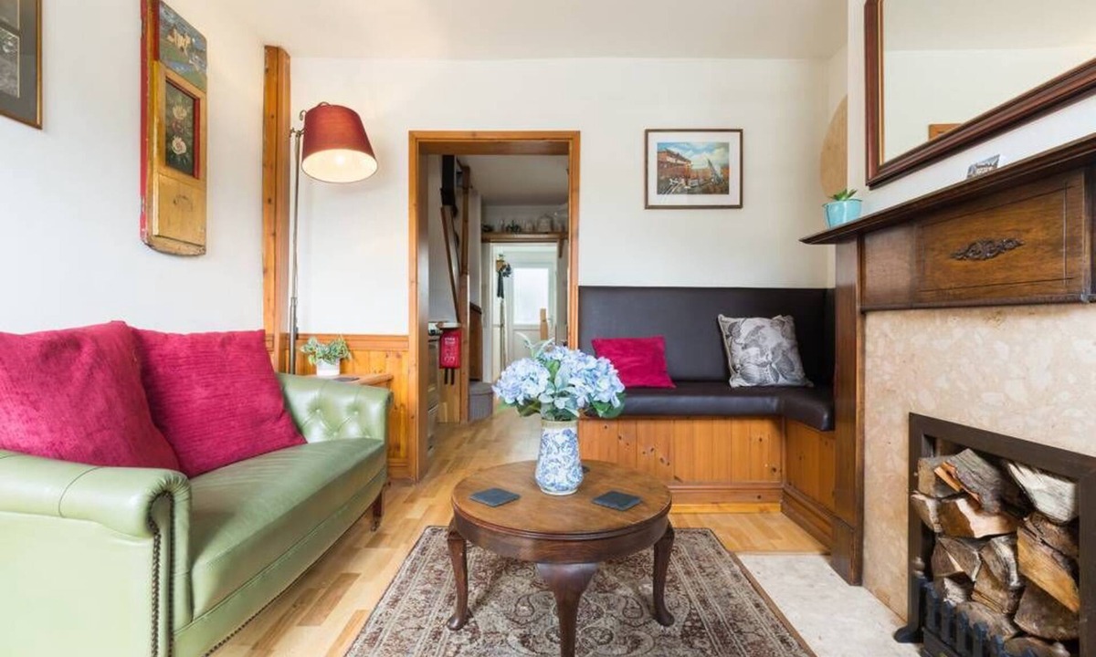 Warwick House | Fergies Canal Side Cottage