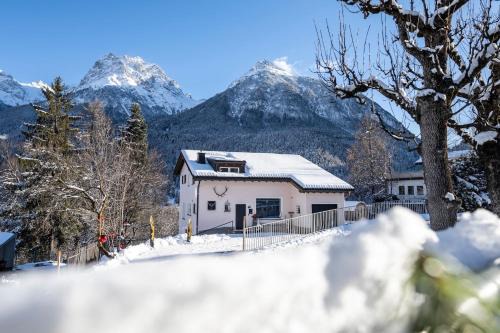 Engadin Scoul Apartment | Ferienhaus Meis Chalet mit Bergblick