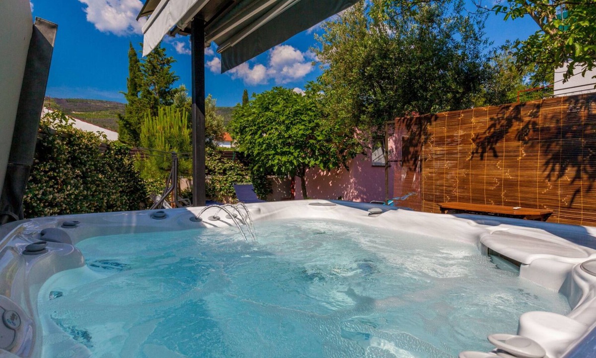 Selce Villa | Ferienhaus Nina mit Whirpool by Villas Guide