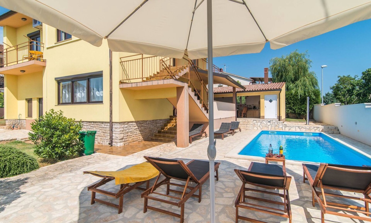 Skatari House | Ferienvilla mit Pool in Pula by Interhome