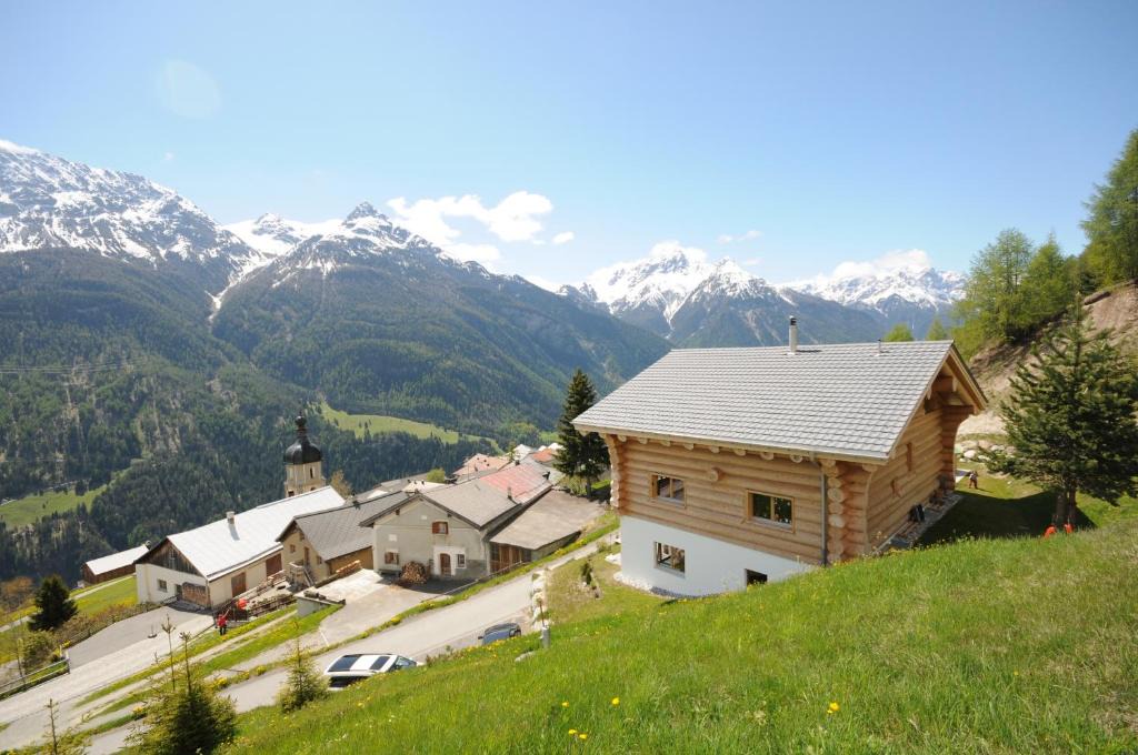 Tschlin Apartment | Ferienwohnung Caviezel