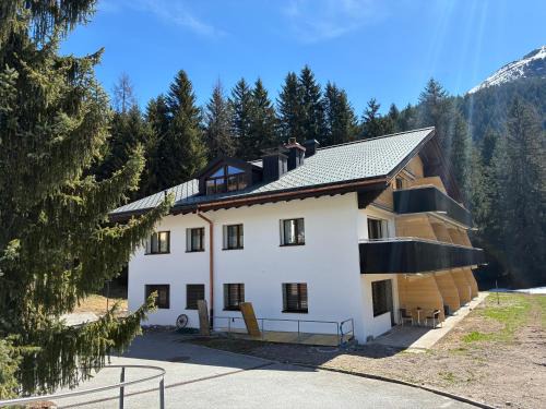 Laret Apartment | Ferienwohnung Haus Ginseng