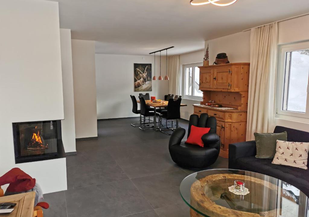 Pontresina Apartment | Ferienwohnung Pontresina - Chesa Andrea - Gartensitzplatz