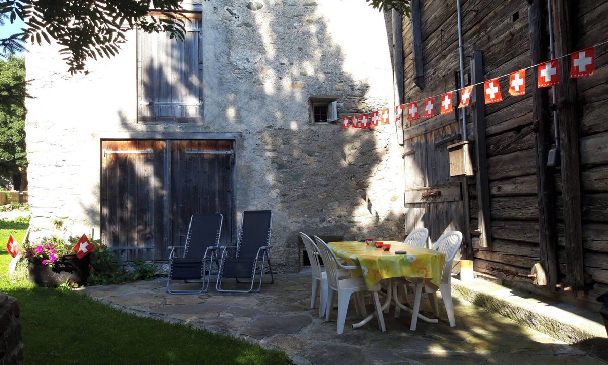 Nufenen Apartment | Ferienwohnungen im Schloss, (Nufenen). by Interhome