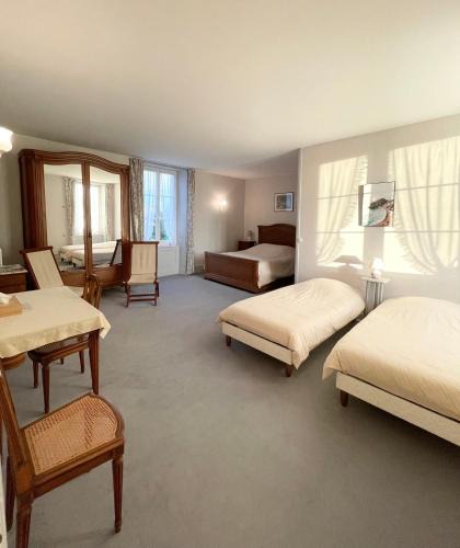 Formigny Bed & Breakfast | Ferme fortifiée d Enguenard