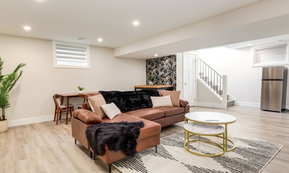 Brentwood House | "Fern" 1 BR Lower Suite W King Bed