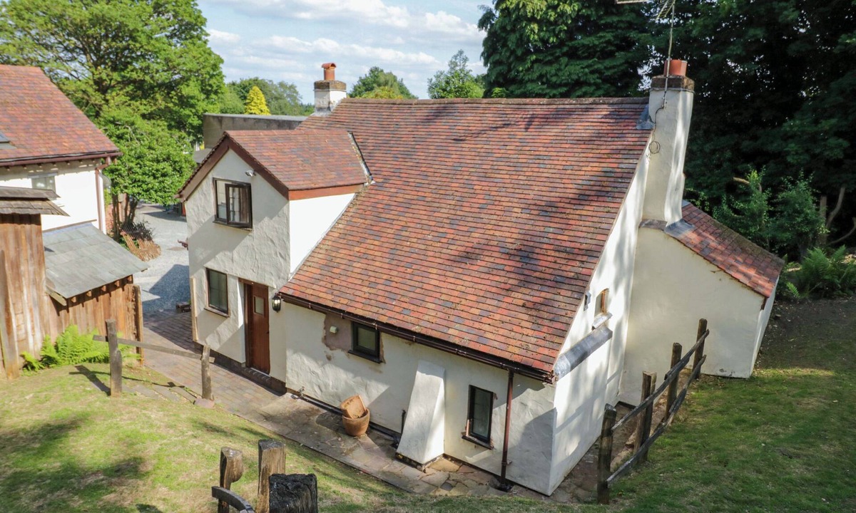 Cofton Hackett Cottage | FERN COTTAGE, pet friendly, with open fire in Cofton Hackett