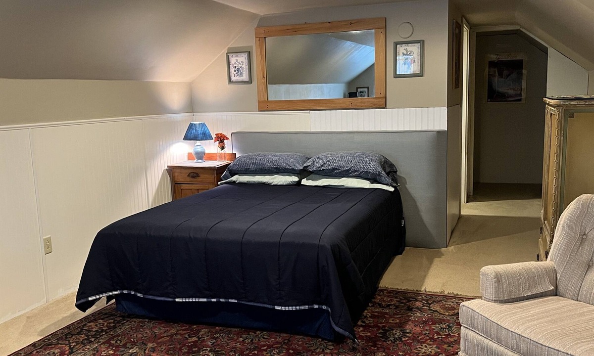 Milford Apartment | Fernwood Guesthouse Highview Room, private entrance, near Dreams Pk, Arnold Lake
