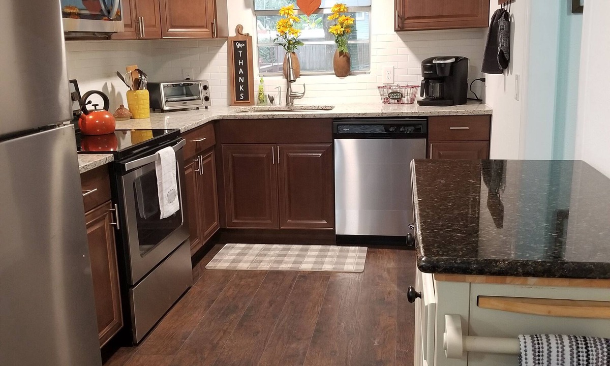 Mount Dora Cottage | Festivals, boating, fishing, antiques and more all summer