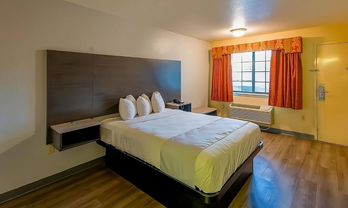 Sweet Home Hotel | Few Miles from San Ducerro Winery! Onsite Pool, FREE Breakfast and Parking!