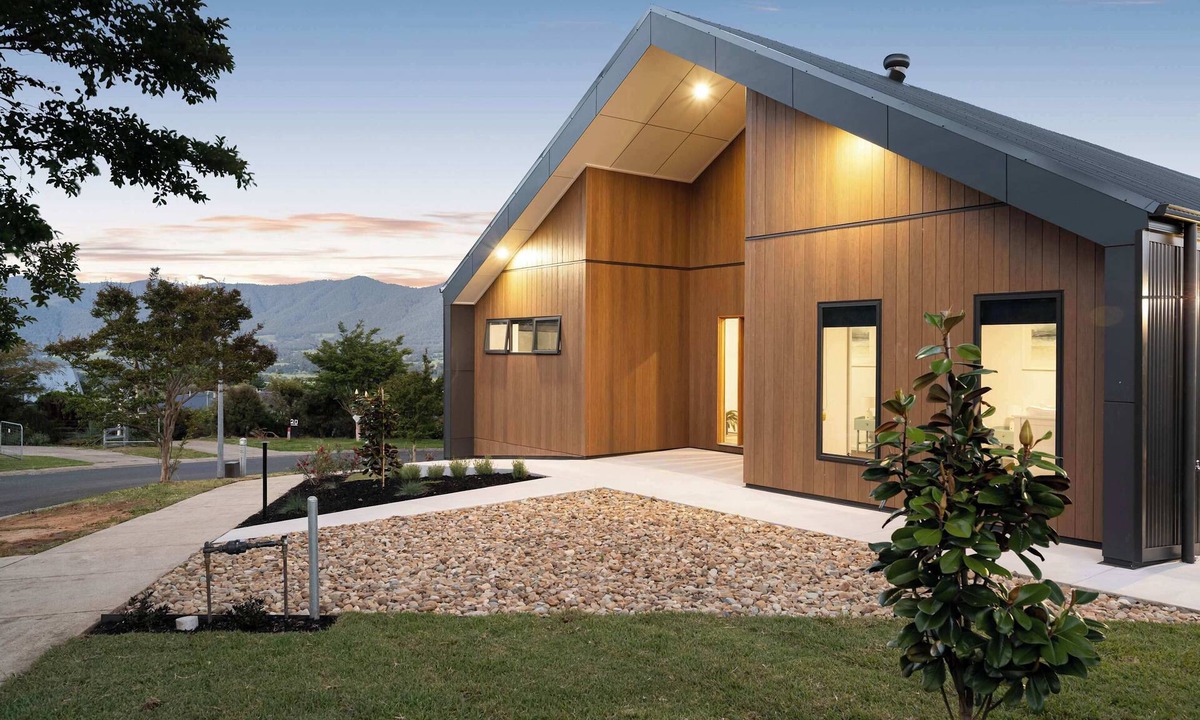 Tawonga South House | Fiddle View | Alfresco Dining with Mountain Views