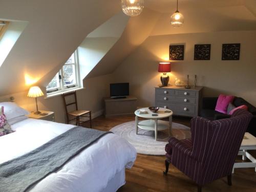 Scaynes Hill Bed & Breakfast | Field Cottage B&B
