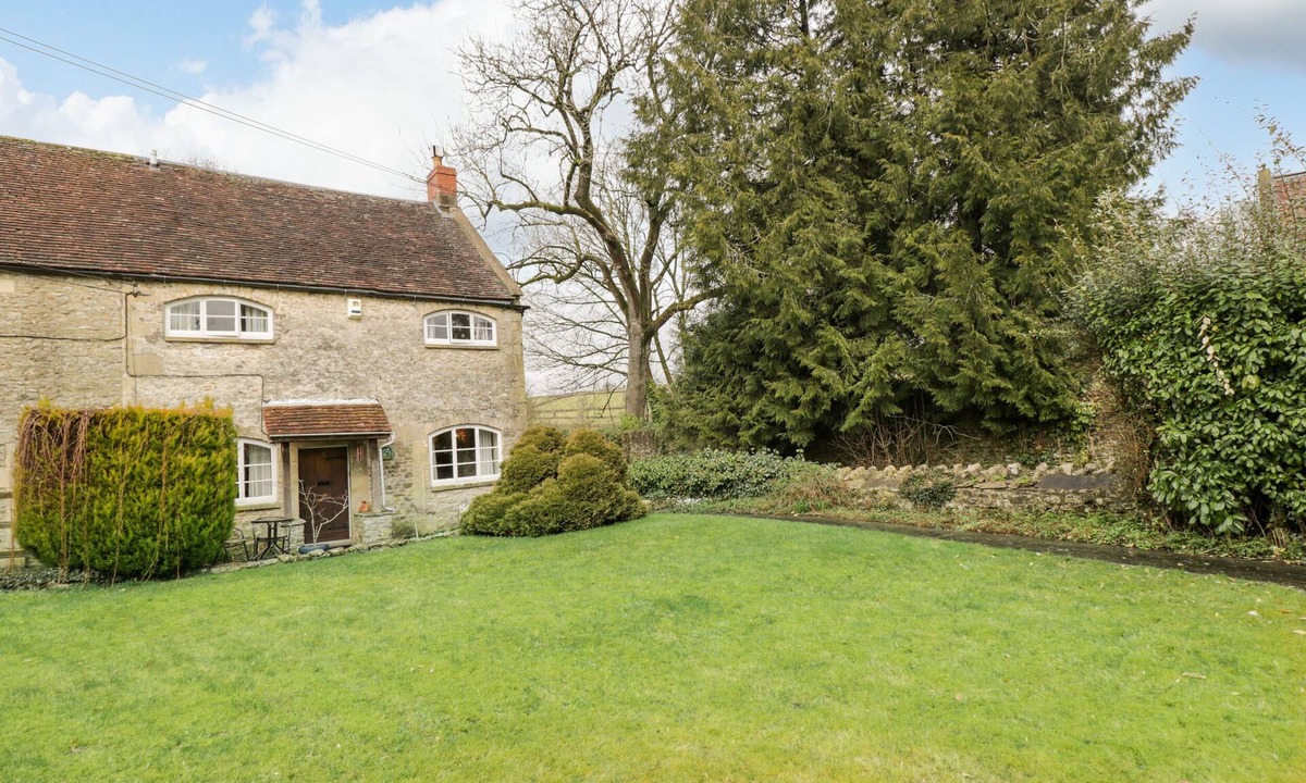 Cannards Grave Cottage | FIELD COTTAGE, pet friendly, with open fire in Shepton Mallet
