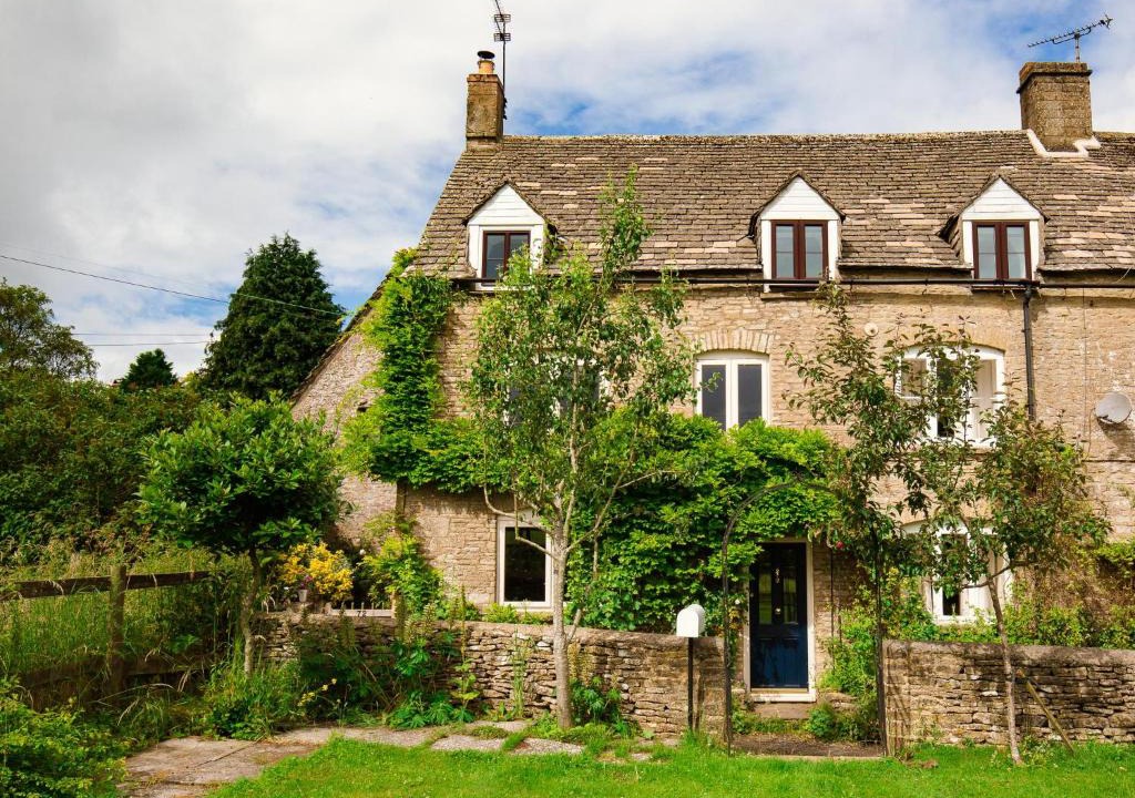 Laverton House | Field View