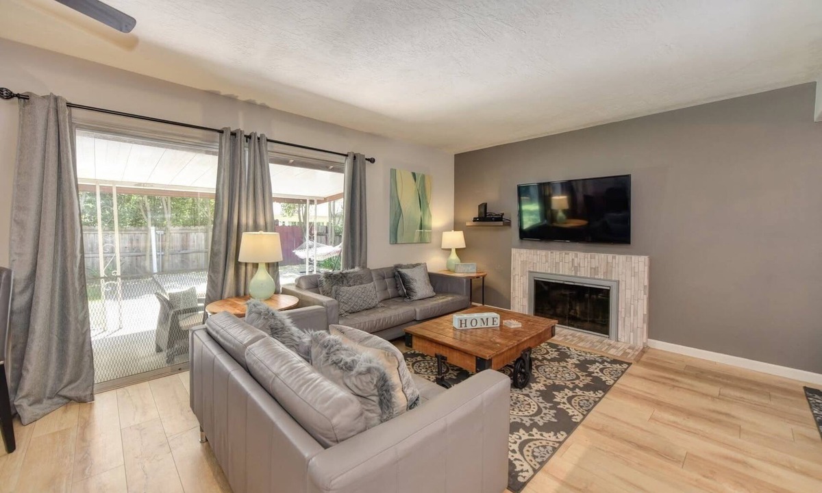 Southeastern Sacramento House | FieldOnBlue Large Yard Grill, Garage, close to Downtown, Golden One, UC Davis