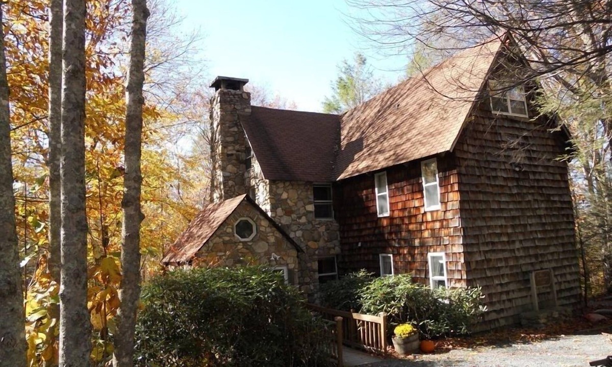 Charter Hills House | FIELDSTONE AND LOG HOME ON BEECH. nSki season dates available at 2024 prices!