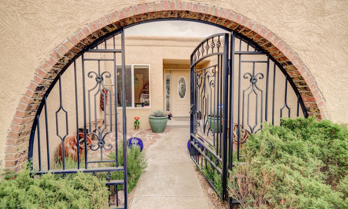 Northeast Heights House | Fiery Sunsets in Quiet Foothills Setting-Hot Tub/Pool Table!