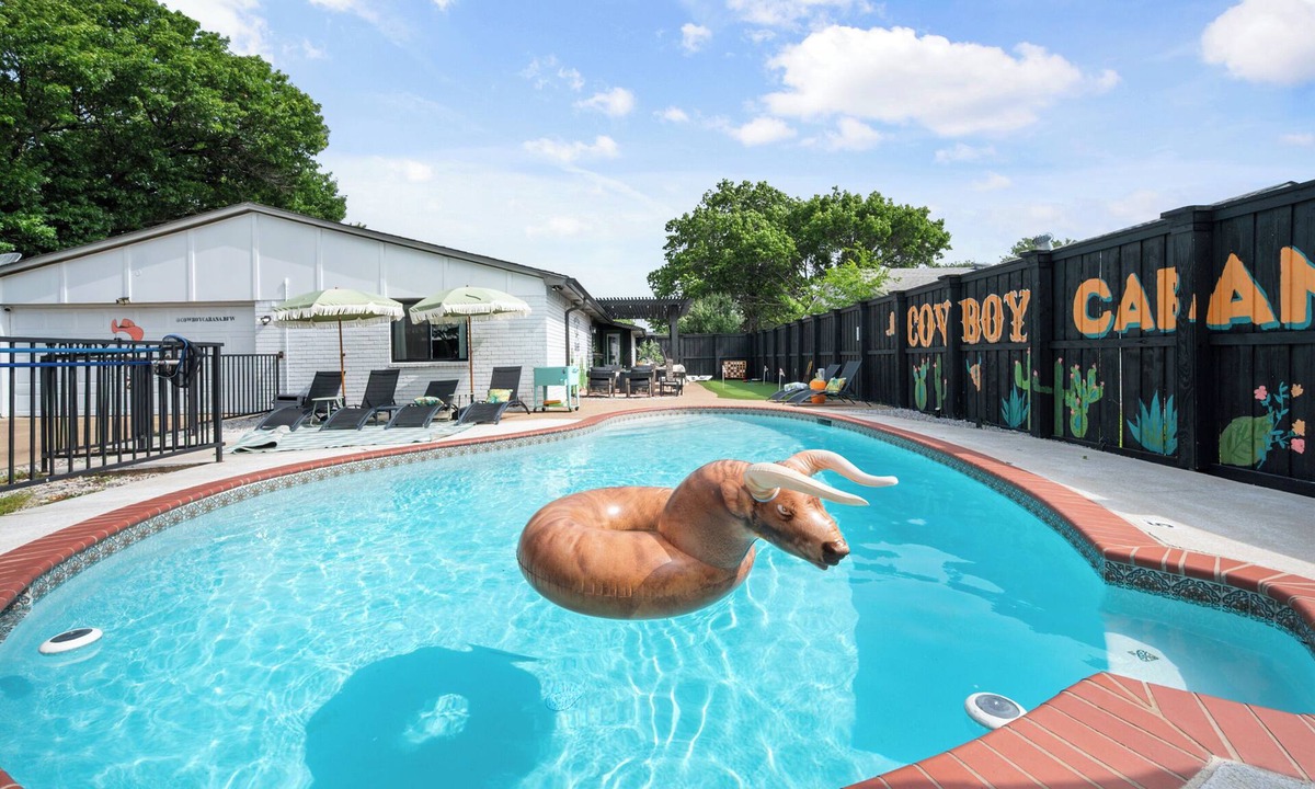 Grand Prairie House | fifa-15 mins to stadium~Cowboy Cabana~pool~golf~firepit~projector~games