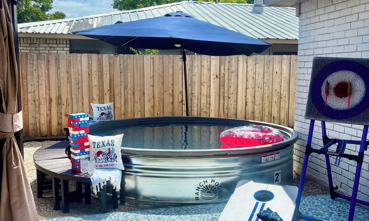 Grand Prairie House | fifa-15 mins to stadium -Speakeasy-game room-Gatsby-themed-heated pool