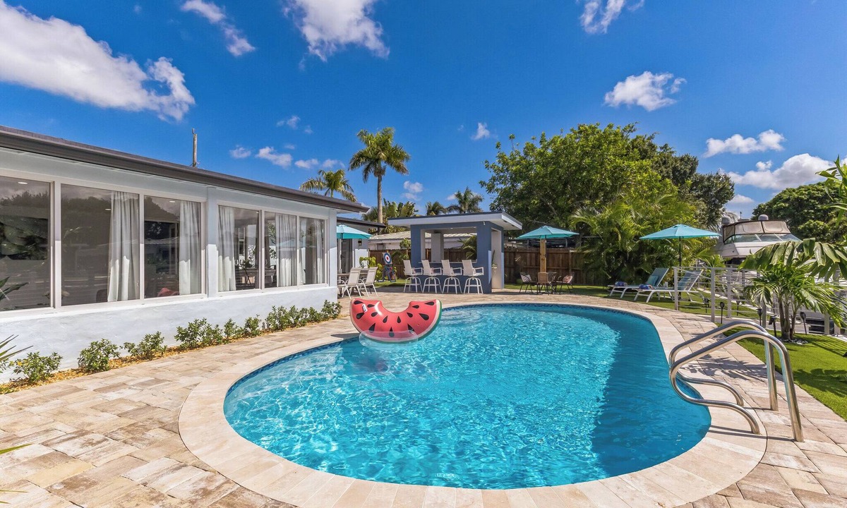 Fort Lauderdale House | FIFA 2026 Getaway - Canal Views, Pool & BBQ Sleeps 8 Easy Miami Access