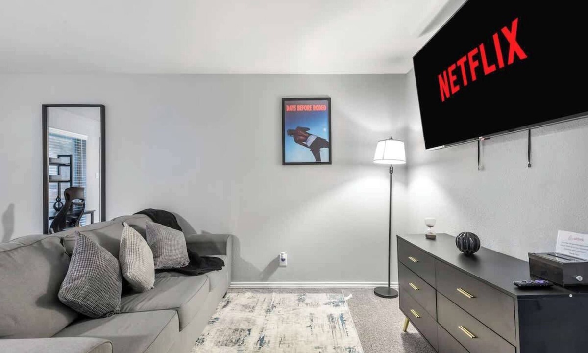 Central Arlington Apartment | FIFA | 3 Min Walk to AT&T | 1BR | Free Parking!