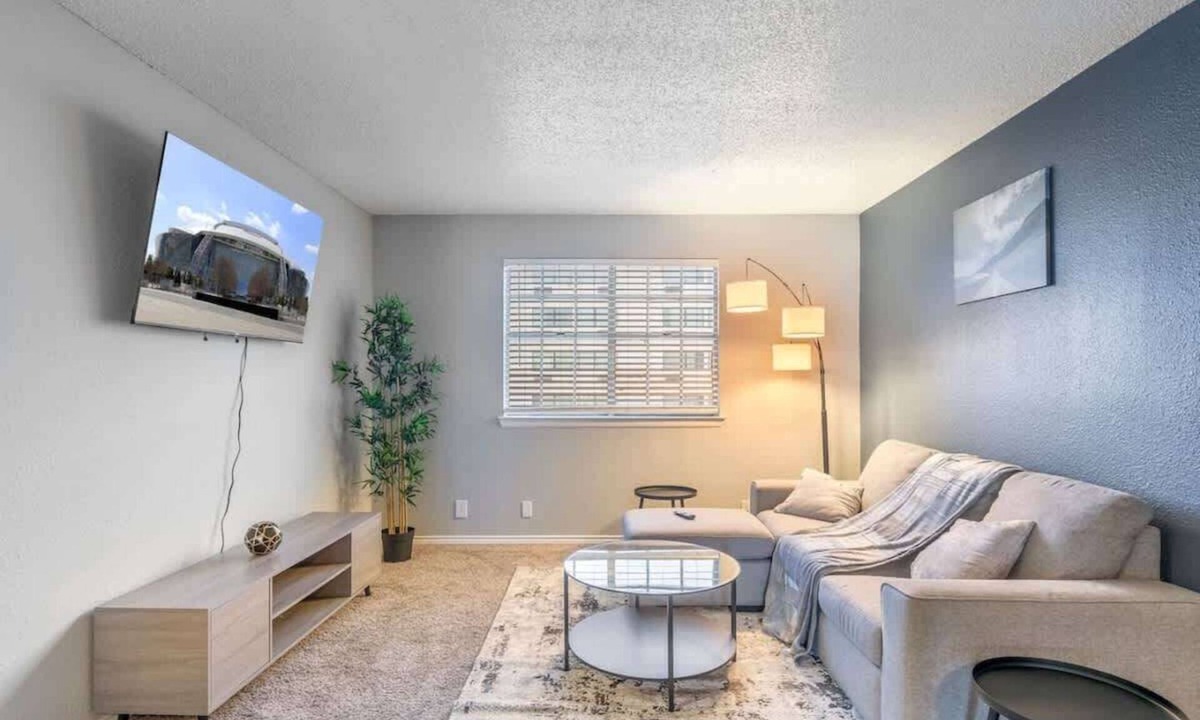 Central Arlington Apartment | FIFA | 3 Min Walk to AT&T | 1BR | Free Parking!