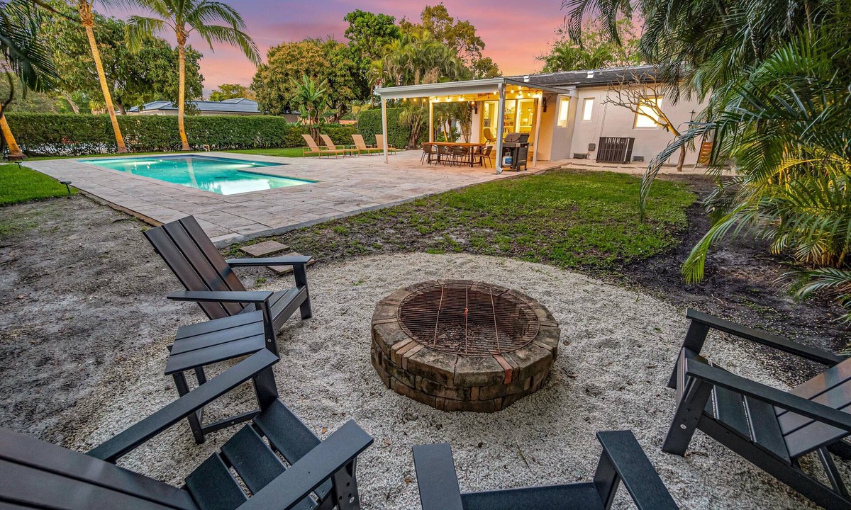 Miami Shores House | FIFA Perfect 13 KM | Samadhi: Pool, Near Beach,Work Space