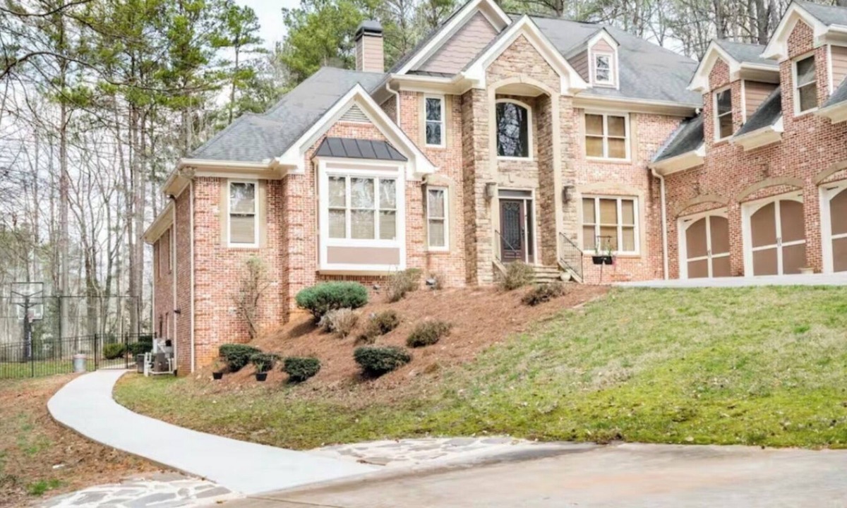 Stone Mountain House | FIFA READY! Spacious 8-bedroom Retreat in Stone Mountain