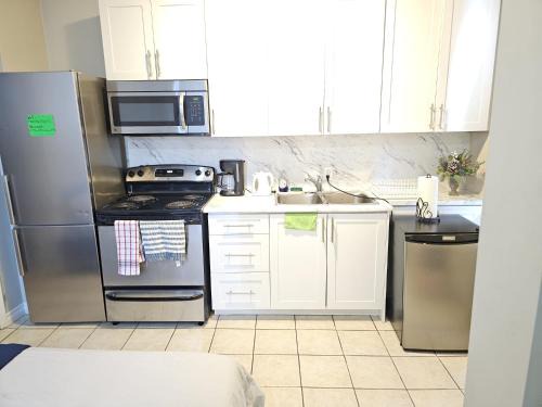 Little Portugal Apartment | FIFA WORLD CUP 5 PEOPLE STAY APARTMENT-Free Wifi-One Stop to BMO FIELD