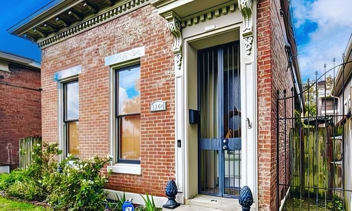 Old Louisville House | "Fillies and Lilies" Historic Home - Close to DERBY - Shuffleboard - Firepit