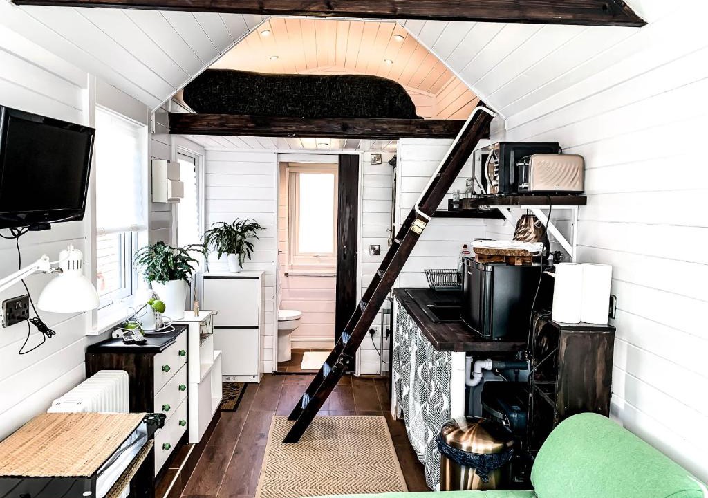 North Crawley Apartment | Filly's Folly