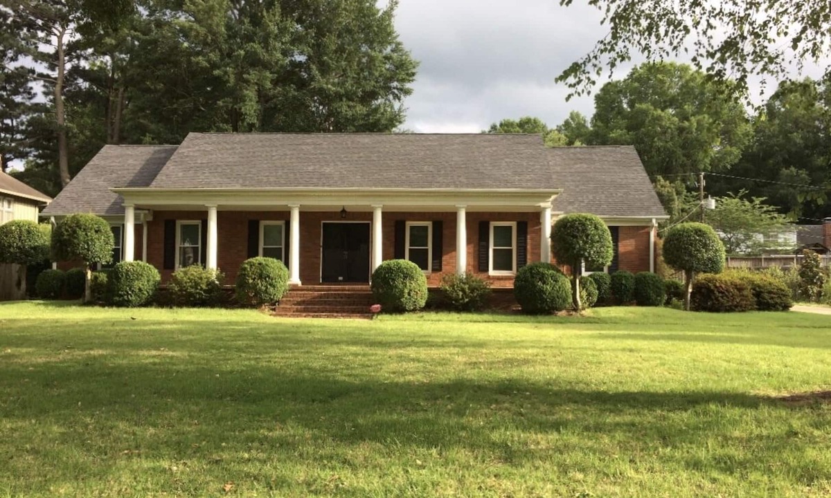 Ellendale House | Film in Movie-East Memphis Quiet Large 5 BR,3 Bath,10 beds with King sleeps 14