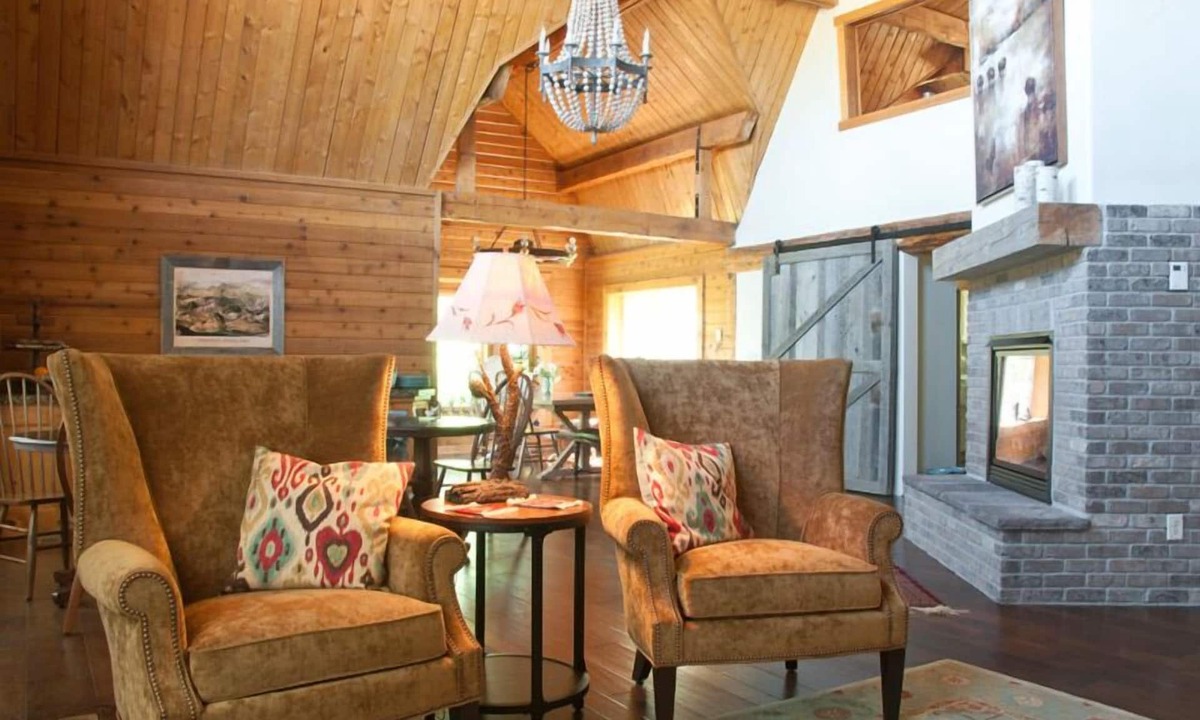 Victor Bed & Breakfast | Fin and Feather Inn