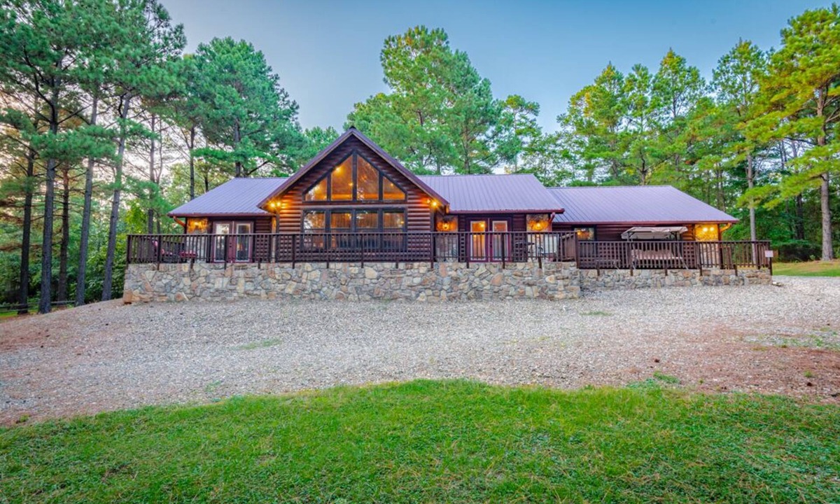 Broken Bow Cabin | Finch's Nest, Hot Tub, Pool Table, By Grateful Head Pizza & Blue Rooster.