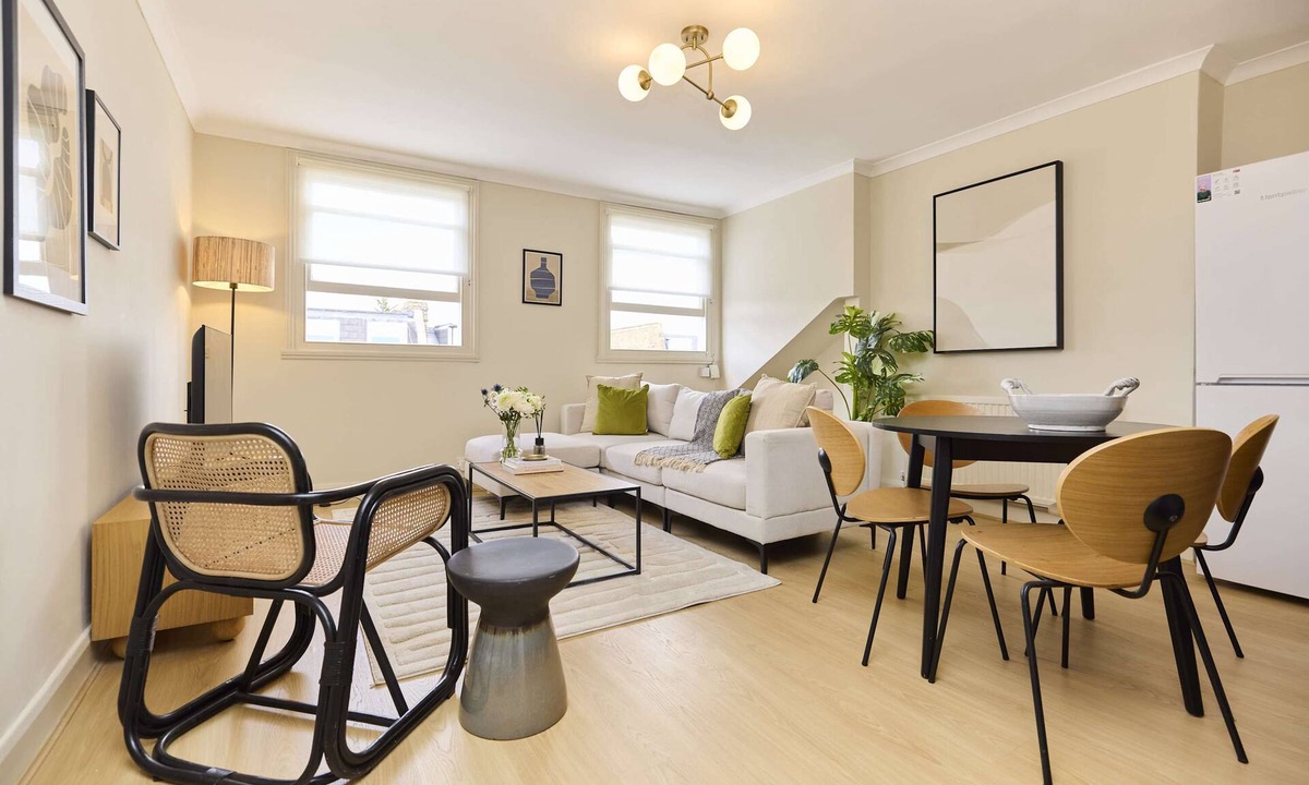 Brownswood Apartment | Finsbury Park Two-Bed Split-Level Flat