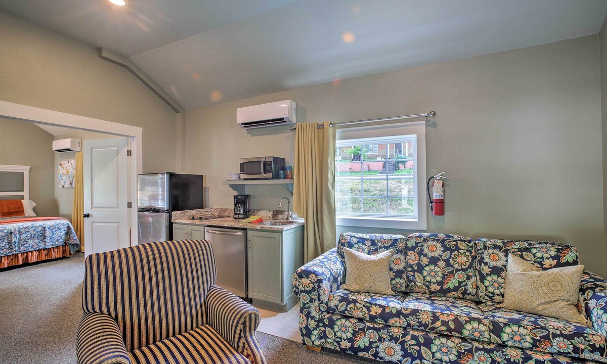 Downtown Branson Cottage | Fire Pit Access: Cozy Dtwn Branson Cottage!