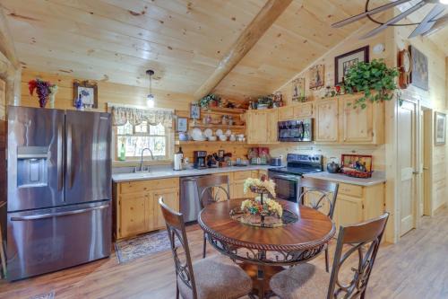 Tumbling Shoals House | Fire Pit and Deck Cabin by Greers Ferry Lake!