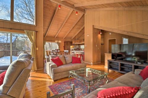 East Stroudsburg House | Fire Pit and Grill Lakefront Poconos Cottage!