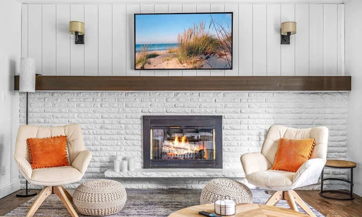 Stevensville House | Fire Pit, Deck + Foosball, 1-min to Watermark Brwy